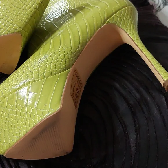 Some really cool..boots - Picture 4 of 9